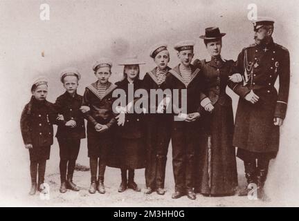 Familie Romanovs: Großherzog Konstantin Konstantinowitsch von Russland mit seiner Frau Prinzessin Elisabeth von Sachsen-Altenburg (oder Elisaveta Mavrikievna Romanova) und den Kindern Stockfoto