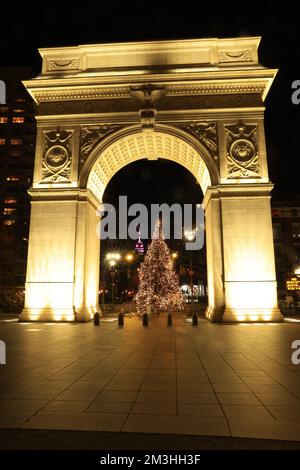 Im Inneren des Denkmals im Washington Square Park in New York, New York, wird am Dienstag, den 13. Dezember 2022 ein Weihnachtsbaum ausgestellt. (Foto: Gordon Donovan) Stockfoto