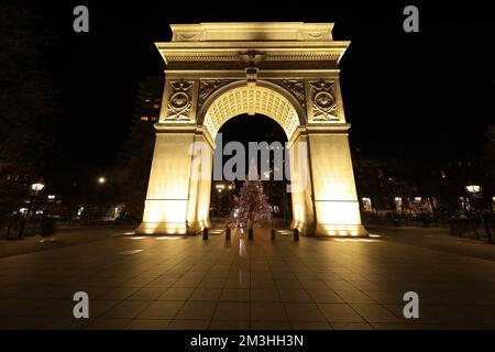 Im Inneren des Denkmals im Washington Square Park in New York, New York, wird am Dienstag, den 13. Dezember 2022 ein Weihnachtsbaum ausgestellt. (Foto: Gordon Donovan) Stockfoto