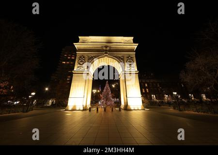 Im Inneren des Denkmals im Washington Square Park in New York, New York, wird am Dienstag, den 13. Dezember 2022 ein Weihnachtsbaum ausgestellt. (Foto: Gordon Donovan) Stockfoto