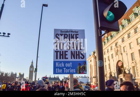 London, Großbritannien. 15.. Dezember 2022 Krankenschwestern veranstalten eine Demonstration an der Streikpostenlinie vor dem St. Thomas' Hospital, während der größte britische Krankenpflegestreik in der Geschichte beginnt. Tausende von Krankenschwestern streiken im ganzen Land wegen des Gehalts. Stockfoto