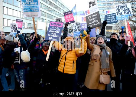 Der größte Streik in der Geschichte des RCN am started15.. Dezember 2022, als Pflegepersonal in England, Nordirland und Wales eine faire Bezahlung und Patientensicherheit verlangte. Stockfoto