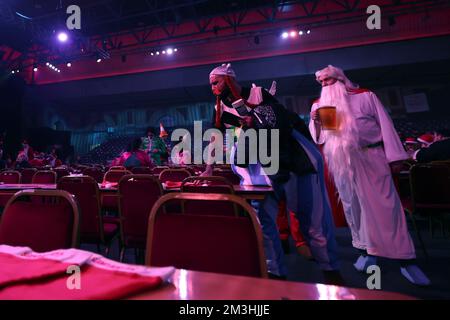 Alexandra Palace, London, Großbritannien. 15.. Dezember 2022. 2022/23 PDC Cazoo World Darts Championships Day 1; Fans kommen zum Alexandra Palace Credit: Action Plus Sports/Alamy Live News Stockfoto