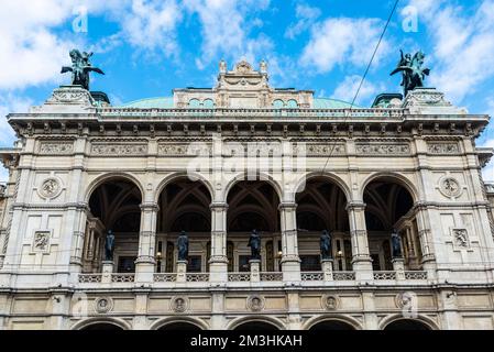 Wien, Österreich - 14. Oktober 2022: Fassade der Wiener Staatsoper in Innere Stadt, Wien, Österreich Stockfoto