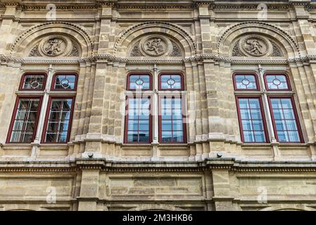 Wien, Österreich - 14. Oktober 2022: Fassade der Wiener Staatsoper in Innere Stadt, Wien, Österreich Stockfoto