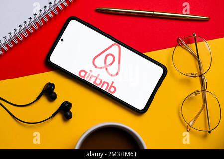 Polen. 10.. Dezember 2022. In dieser Abbildung wird ein Airbnb-Logo auf einem Smartphone angezeigt. (Foto: Mateusz Slodkowski/SOPA Images/Sipa USA) Guthaben: SIPA USA/Alamy Live News Stockfoto