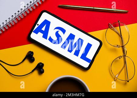 Polen. 10.. Dezember 2022. In dieser Abbildung wird ein ASML-Logo auf einem Smartphone angezeigt. (Foto: Mateusz Slodkowski/SOPA Images/Sipa USA) Guthaben: SIPA USA/Alamy Live News Stockfoto