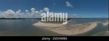 Panoramablick auf das Festland und die Insel und wo der Fluss auf das Meer trifft - Blick auf die Drohne Stockfoto