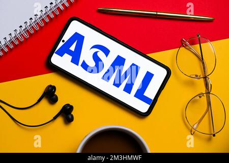 Polen. 10.. Dezember 2022. In dieser Abbildung wird ein ASML-Logo auf einem Smartphone angezeigt. (Kreditbild: © Mateusz Slodkowski/SOPA Images via ZUMA Press Wire) Stockfoto