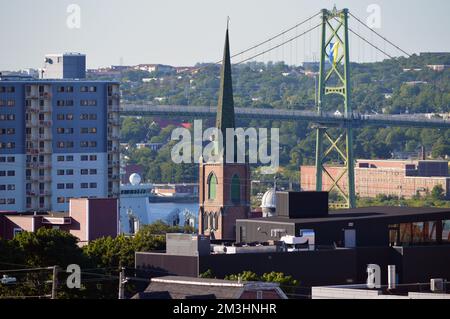 Blick über das nördliche Ende von Halifax auf dem Kirchturm von Saint Patrick's Church. Die Macdonald-Brücke von Angus L. ist im Hintergrund zu sehen. Stockfoto