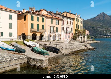 Am Seeufer des Dorfes San Siro, gelegen am Ufer des Comer Sees, im Herbst, Lombardei, Italien Stockfoto