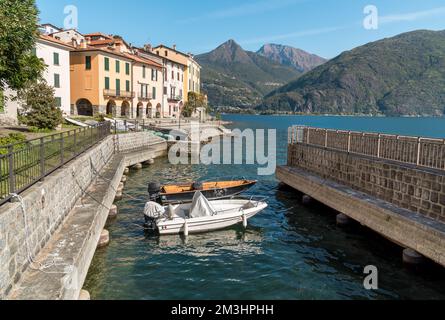 Am Seeufer des Dorfes San Siro, gelegen am Ufer des Comer Sees, im Herbst, Lombardei, Italien Stockfoto