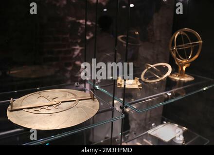 Krakau. Krakau. Polen. Astrolabore und Armillarsphären werden im Museum ausgestellt. Selektiver Fokus. Stockfoto