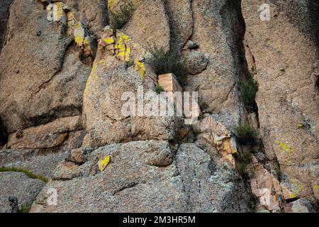 Felswand-Nahaufnahme. Große Felsbrocken Textur der Bergklippe. Stockfoto