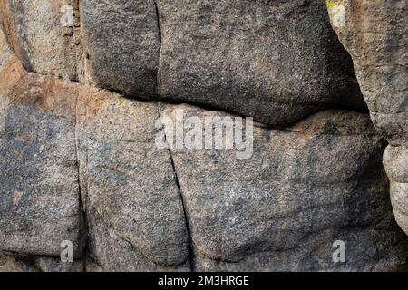 Felswand-Nahaufnahme. Große Felsbrocken Textur der Bergklippe. Stockfoto