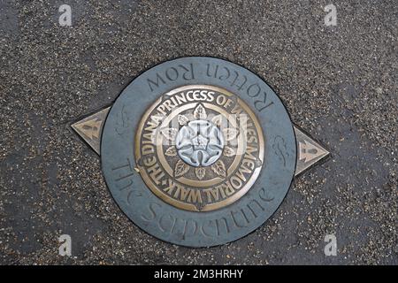 Eine der Gedenkplakate des Prinzessin Diana Memorial Walk oder Markierungen auf dem Bürgersteig. Stockfoto