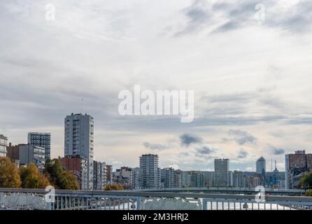 Lüttich. Wallonien - Belgien 31-10-2021. Architektonische Gebäude und der Fluss Ourthe in Lüttich. Panorama der Stadt Stockfoto