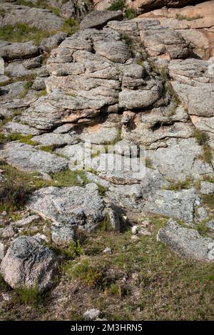 Felswand-Nahaufnahme. Große Felsbrocken Textur der Bergklippe. Stockfoto