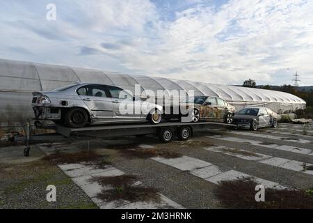 Seitenansicht von drei Drift Crash-Autos, die für driftende Sportarten verwendet werden, bereit für den Transport zum Grand Prix oder Sportwagenrennen. Stockfoto