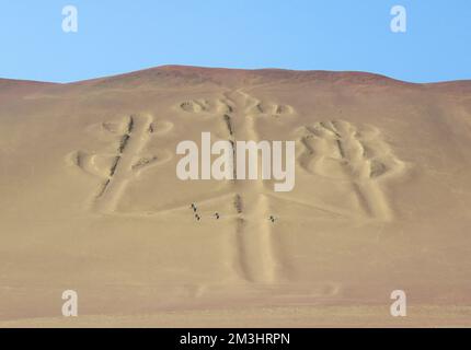 Das historische Wahrzeichen von Candelabra der Anden an einem sonnigen Tag in der Pisco Bay in Peru Stockfoto