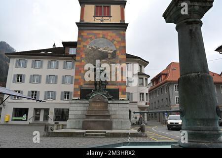 Das William Tell-Denkmal befindet sich auf dem Rathausplatz im Zentrum des Dorfes Altdorf im Kanton Uri. Stockfoto