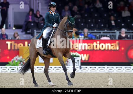 Excel Centre, London, Großbritannien. 15.. Dezember 2022. 2022 International Horse of the Year Show Day 1; Abigail Lyle of Ireland reitet Giraldo während der FEI Dressage Weltmeisterschaft - Grand Prix Credit: Action Plus Sports/Alamy Live News Stockfoto