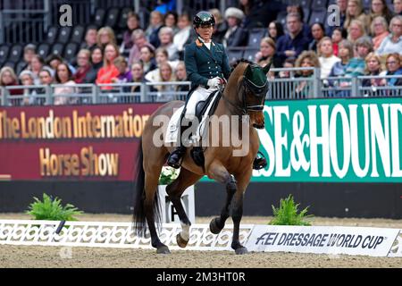 Excel Centre, London, Großbritannien. 15.. Dezember 2022. 2022 International Horse of the Year Show Day 1; Abigail Lyle of Ireland reitet Giraldo während der FEI Dressage Weltmeisterschaft - Grand Prix Credit: Action Plus Sports/Alamy Live News Stockfoto