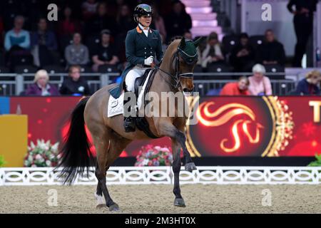 Excel Centre, London, Großbritannien. 15.. Dezember 2022. 2022 International Horse of the Year Show Day 1; Abigail Lyle of Ireland reitet Giraldo während der FEI Dressage Weltmeisterschaft - Grand Prix Credit: Action Plus Sports/Alamy Live News Stockfoto