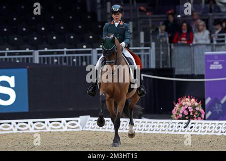Excel Centre, London, Großbritannien. 15.. Dezember 2022. 2022 International Horse of the Year Show Day 1; Abigail Lyle of Ireland reitet Giraldo während der FEI Dressage Weltmeisterschaft - Grand Prix Credit: Action Plus Sports/Alamy Live News Stockfoto