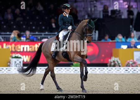 Excel Centre, London, Großbritannien. 15.. Dezember 2022. 2022 International Horse of the Year Show Day 1; Abigail Lyle of Ireland reitet Giraldo während der FEI Dressage Weltmeisterschaft - Grand Prix Credit: Action Plus Sports/Alamy Live News Stockfoto