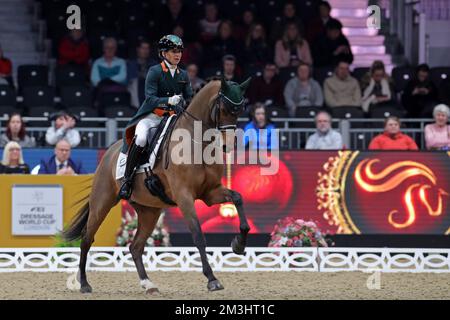 Excel Centre, London, Großbritannien. 15.. Dezember 2022. 2022 International Horse of the Year Show Day 1; Abigail Lyle of Ireland reitet Giraldo während der FEI Dressage Weltmeisterschaft - Grand Prix Credit: Action Plus Sports/Alamy Live News Stockfoto