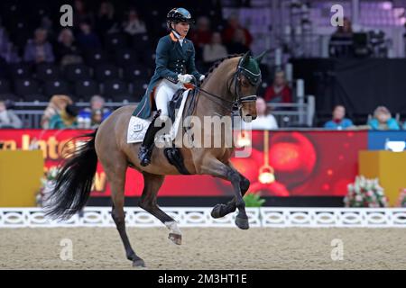 Excel Centre, London, Großbritannien. 15.. Dezember 2022. 2022 International Horse of the Year Show Day 1; Abigail Lyle of Ireland reitet Giraldo während der FEI Dressage Weltmeisterschaft - Grand Prix Credit: Action Plus Sports/Alamy Live News Stockfoto