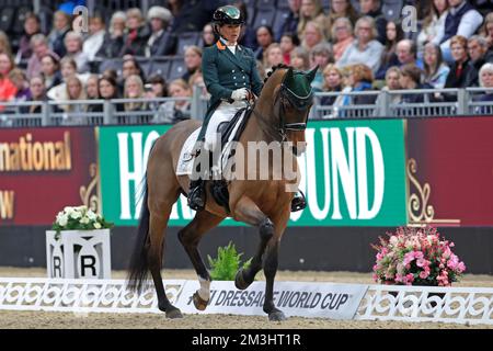 Excel Centre, London, Großbritannien. 15.. Dezember 2022. 2022 International Horse of the Year Show Day 1; Abigail Lyle von Irland reitet Giraldo in Aktion während der FEI Dressage Weltmeisterschaft - Grand Prix Credit: Action Plus Sports/Alamy Live News Stockfoto