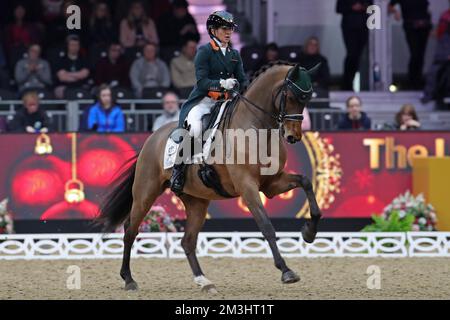 Excel Centre, London, Großbritannien. 15.. Dezember 2022. 2022 International Horse of the Year Show Day 1; Abigail Lyle of Ireland reitet Giraldo während der FEI Dressage Weltmeisterschaft - Grand Prix Credit: Action Plus Sports/Alamy Live News Stockfoto