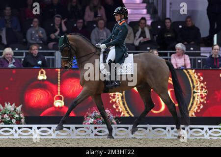 Excel Centre, London, Großbritannien. 15.. Dezember 2022. 2022 International Horse of the Year Show Day 1; Abigail Lyle of Ireland reitet Giraldo während der FEI Dressage Weltmeisterschaft - Grand Prix Credit: Action Plus Sports/Alamy Live News Stockfoto