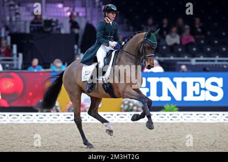 Excel Centre, London, Großbritannien. 15.. Dezember 2022. 2022 International Horse of the Year Show Day 1; Abigail Lyle of Ireland reitet Giraldo während der FEI Dressage Weltmeisterschaft - Grand Prix Credit: Action Plus Sports/Alamy Live News Stockfoto