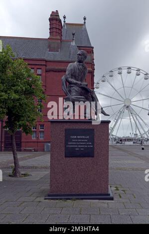 Ivor Novello (geboren David Ivor Davies) Statue von Peter Nicholas mit Pierhead Building im Hintergrund. . 2022 Stunden Stockfoto