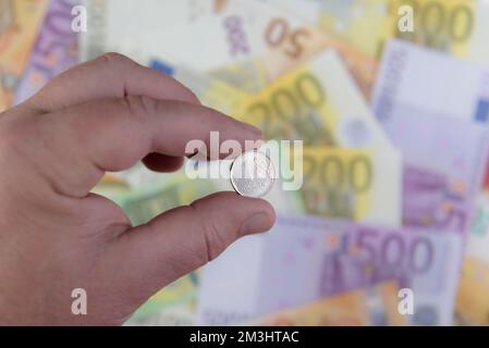 Ein russischer Rubel gegen Euro-Banknoten. Die Münze des russischen Rubels auf dem Hintergrund von Bargeld-Euro-Banknoten Stockfoto