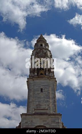 Uhrenturm, Rathaus von Cardiff vor blauem Himmel mit Lichtwolke. 2022 Stunden. Stockfoto