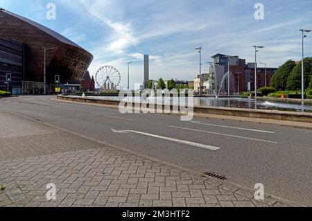 Blick in Richtung Wales Millennium Centre und Cardiff Bay von der Lloyd George Avenue. Cardiff. 2022 Stunden Stockfoto