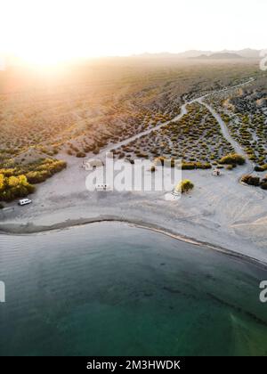 Drohnenaufnahme des mohave-Sees aus der Vogelperspektive im nationalen Erholungsgebiet Lake Mead in nevada und arizona mit Sonnenuntergang über einer 6-Meilen-Bucht Stockfoto