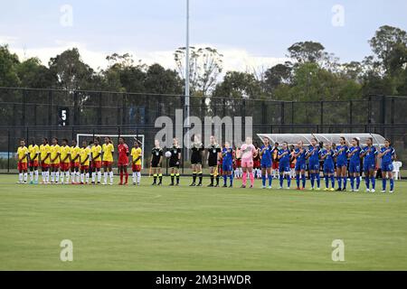 Sydney, Australien. 15.. Dezember 2022. Die philippinische Fußballmannschaft und die Fußballmannschaft der Frauen in Papua-Neuguinea werden bei der Eröffnung des freundlichen Spiels im Western Sydney Wanderers Football Park gesehen. (Endstand Philippinen 9:0 Papua-Neuguinea). Kredit: SOPA Images Limited/Alamy Live News Stockfoto