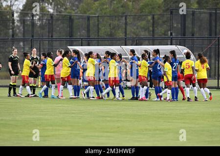 Sydney, Australien. 15.. Dezember 2022. Die Frauen-Fußballmannschaft Papua-Neuguinea wurde bei der Eröffnung des freundlichen Spiels im Western Sydney Wanderers Football Park gesehen. (Endstand Philippinen 9:0 Papua-Neuguinea). Kredit: SOPA Images Limited/Alamy Live News Stockfoto