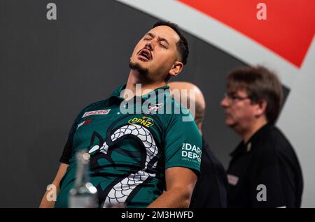 Ben Robb reagiert am ersten Tag der Cazoo Dart-Weltmeisterschaft im Alexandra Palace, London. Foto: Donnerstag, 15. Dezember 2022. Stockfoto