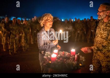 15. Dezember 2022, Mali, Gao: Christine Lambrecht (SPD) zündet die Kerzen auf dem Adventskranz neben Pastor Jürgen Stahlhut bei einer Adventsfeier im Camp Castor in Deutschland an. Lambrecht ist in Mali, um Bundeswehrsoldaten zu besuchen und politische Gespräche zu führen. Die Reise findet vor Weihnachten und nach der Entscheidung der deutschen Regierung statt, im nächsten Sommer mit dem Rückzug zu beginnen. Foto: Michael Kappeler/dpa Stockfoto