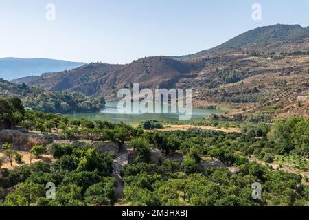 Blick auf den Beznar-See im Lecrin-Tal in Andalusien, Spanien Stockfoto