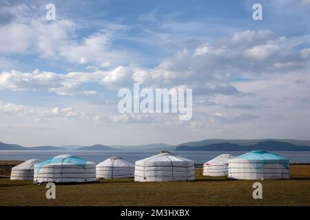 Jurtencamp an einem wunderschönen sonnigen Tag in der Mongolei. GER-Campingplatz im ländlichen Raum, Natur im Hintergrund. Stockfoto