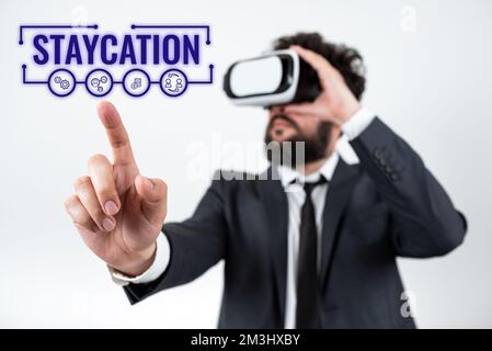 Textzeichen für Staycation. Ein Wort über einen Urlaub, den man zu Hause verbrachte und die ganze häusliche Umgebung genießt Stockfoto