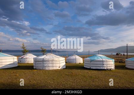 Jurtencamp an einem wunderschönen sonnigen Tag in der Mongolei. GER-Campingplatz im ländlichen Raum, Natur im Hintergrund. Stockfoto