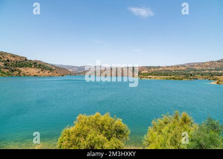 Blick auf den Beznar-See im Lecrin-Tal in Andalusien, Spanien Stockfoto